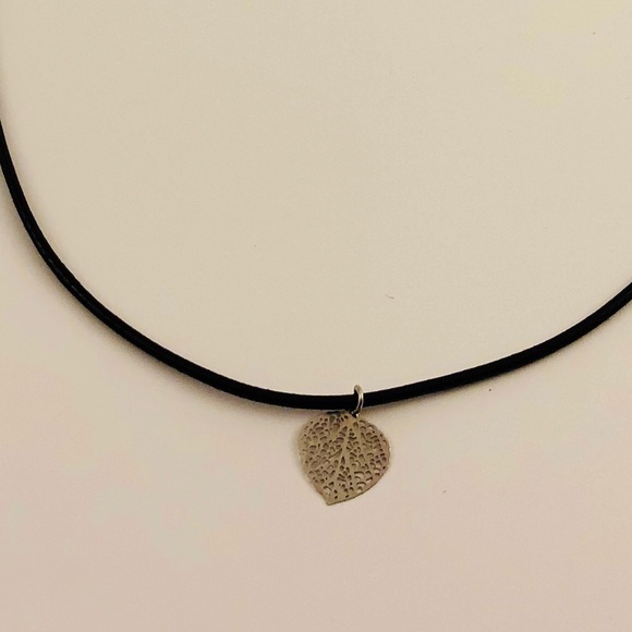 Vegan leather cord with filagree style leaf charm - Picture 3 of 3